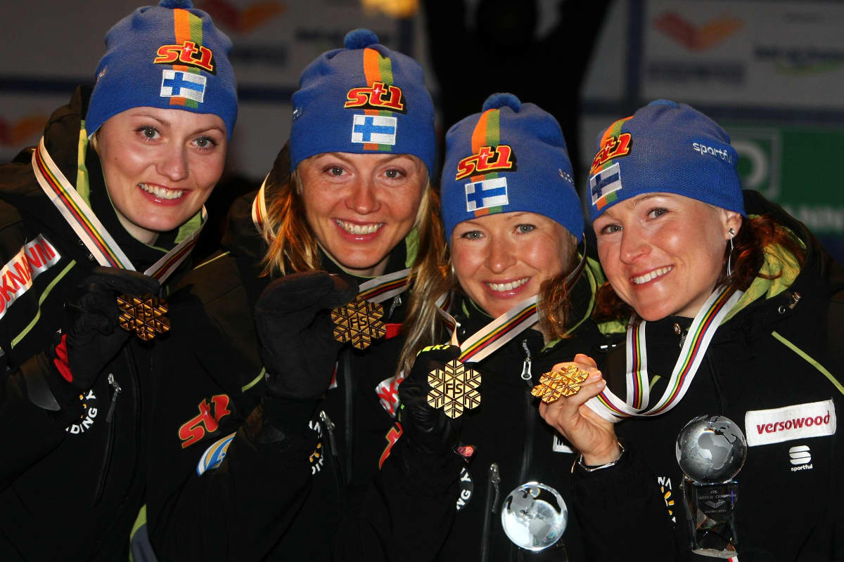 Pirjo Muranen, Virpi Sarasvuo, Riitta-Liisa Roponen ja Aino-Kaisa Saarinen voittivat 4x5 kilometrin maailmanmestaruuden kaksissa kisoissa peräkkäin vuosina 2007 ja 2009. Tässä nelikko poseeraa kultamitalien kanssa Liberecissä 2009.