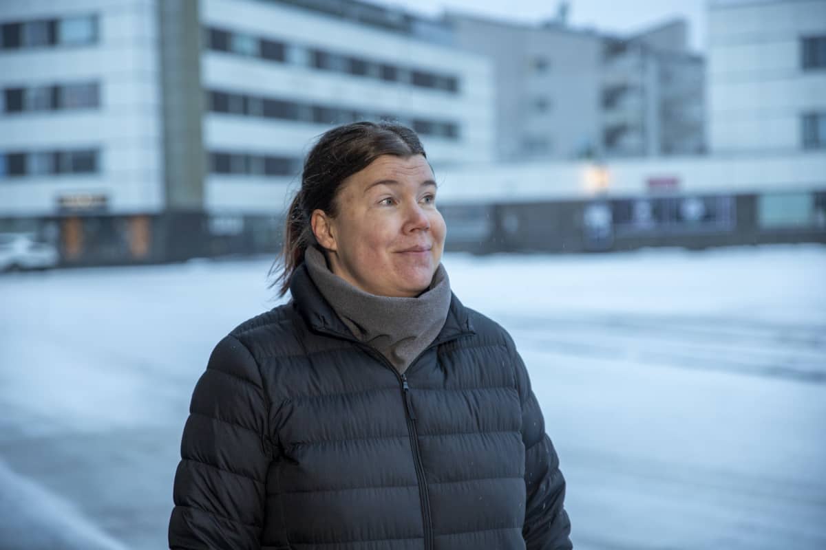 Johanna Tauriainen seisoo ulkona talvella, taustalla kerrostaloja.