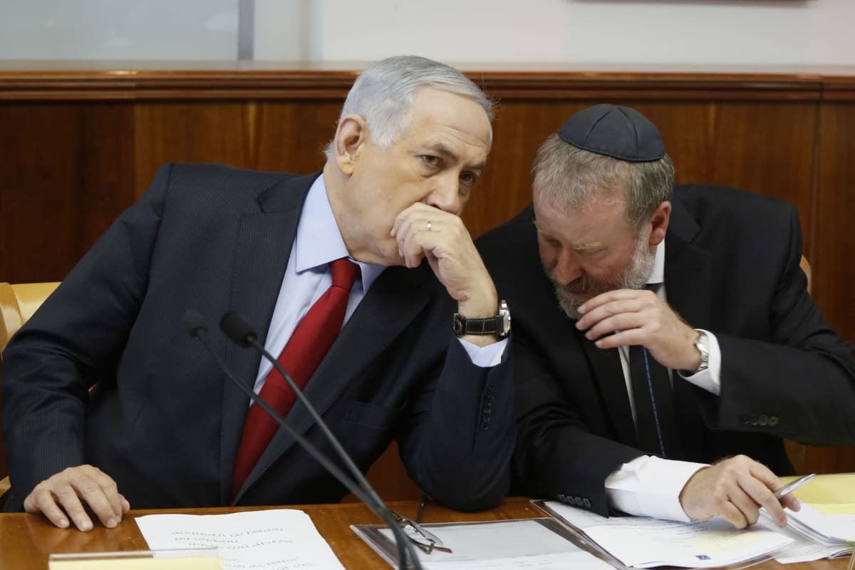 Benjamin Netanjahu ja Avichai Mendelblit keskustelevat