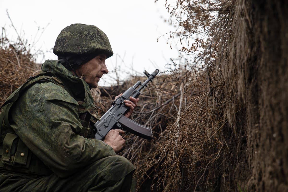  Itä-Ukrainan kapinallisalueen taistelija juoksuhaudassa Slavjanoserbskissa joulukuussa