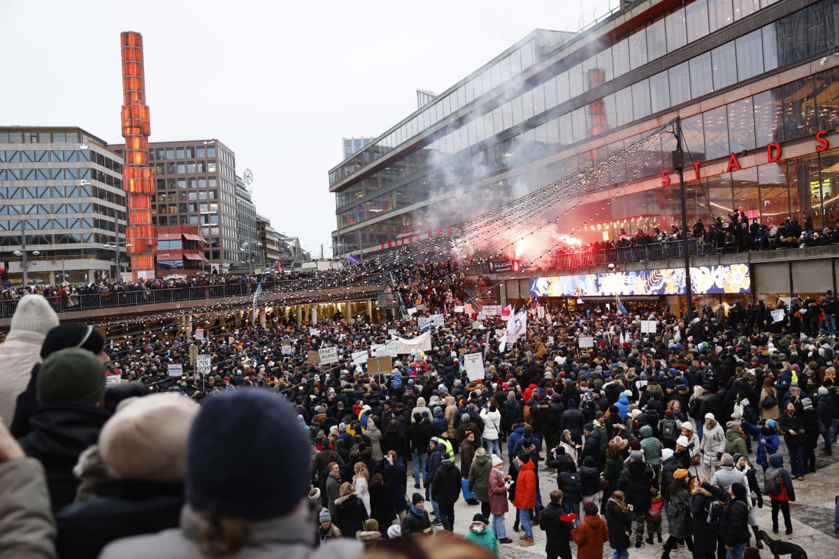 Koronatoimien vastainen mielenosoitus Tukholmassa 22.1.2022
