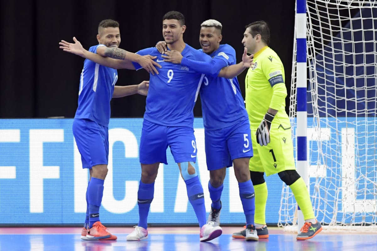 Azerbaijanin brasilialaistaustaiset pelaajat juhlivat maalia. 