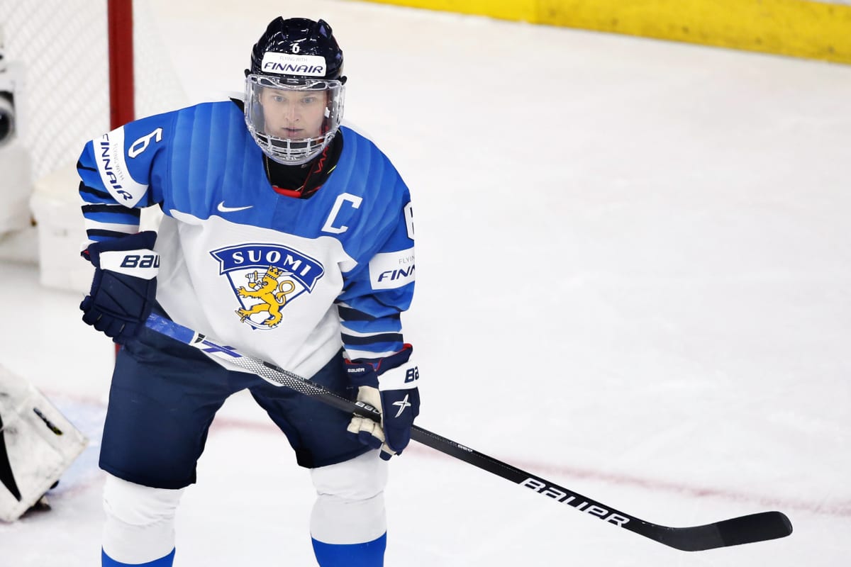 Jenni Hiirikoski kipparoi Naisleijonia elokuussa 2021 MM-kisoissa. Suomi otti pronssia.