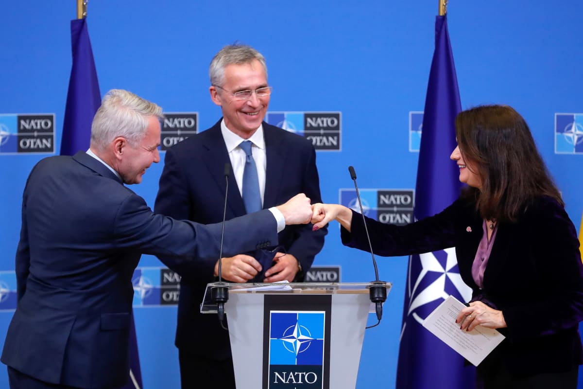 Suomen ja Ruotsin ulkoministerit tervehtivät, Naton pääsihteeri Jens Stoltenberg on taustalla. 24.1.2022