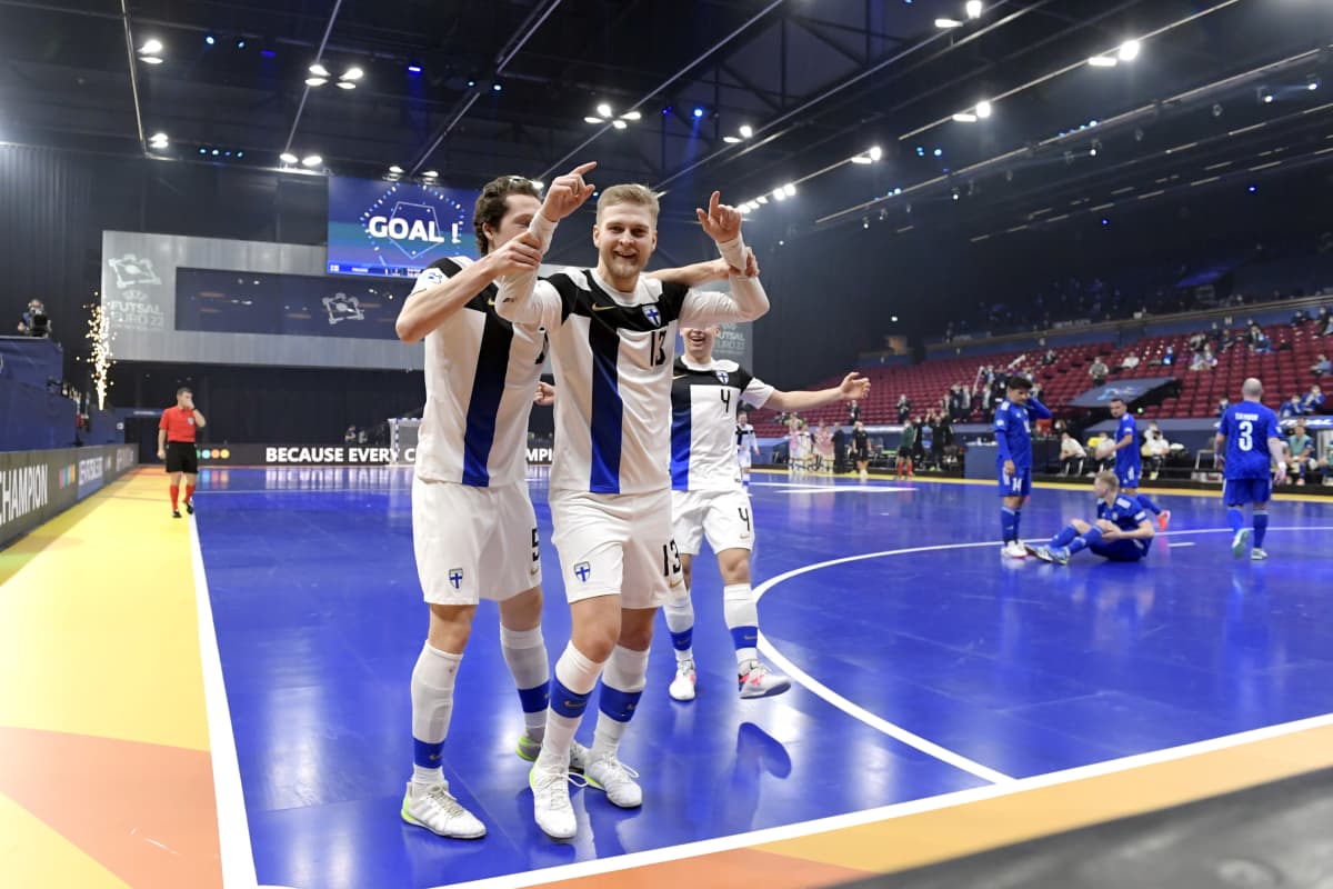 Jani Korpela ja Juhana Jyrkiäinen tuulettavat maalia futsalin EM-kisoissa Groningenissa Kazakstania vastaan.