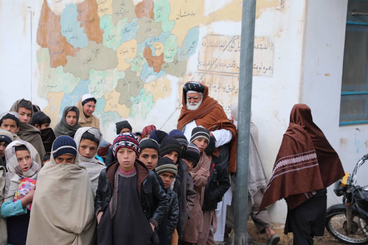 Poikia koulun pihalla Afganistanissa. 
