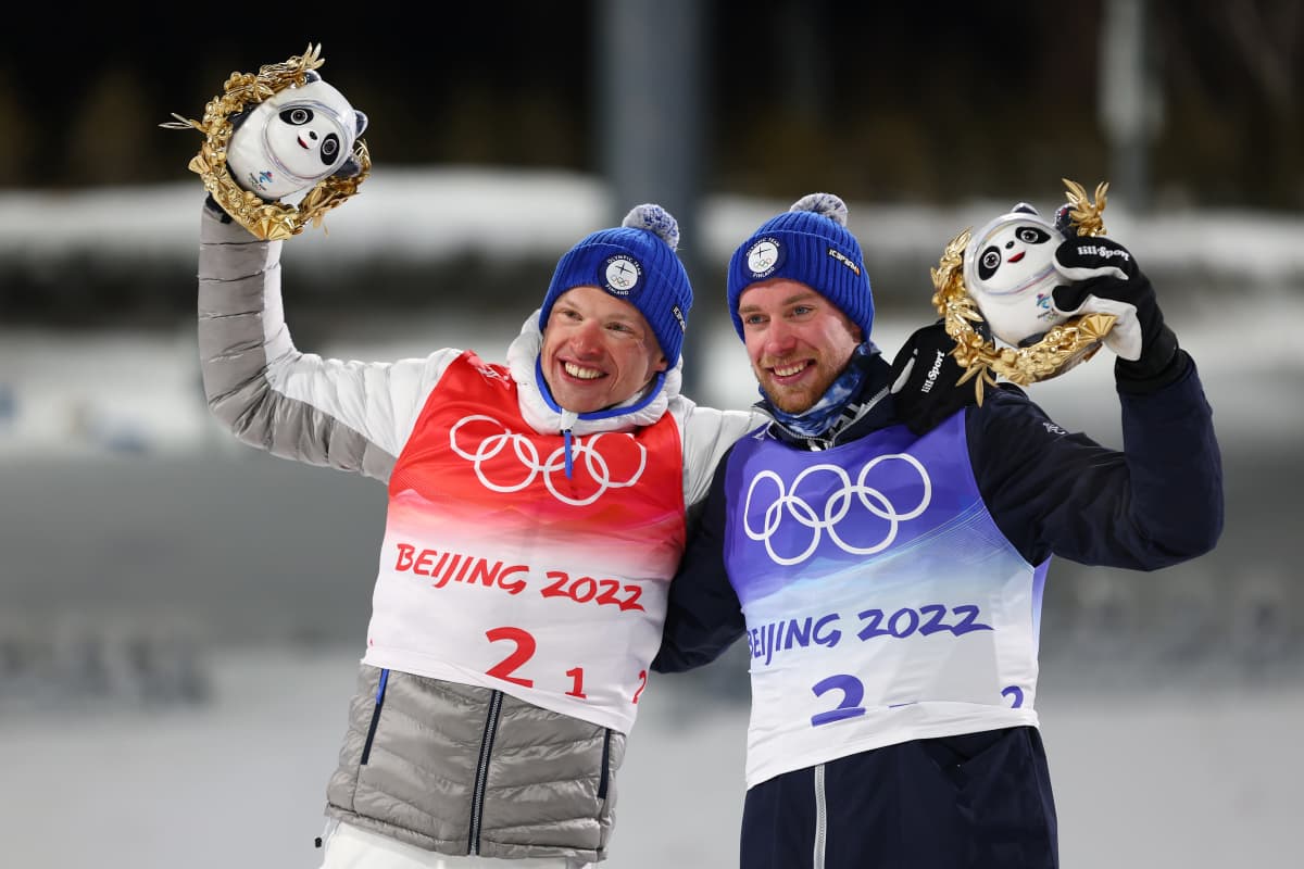 Iivo Niskanen ja Joni Mäki juhlivat olympiahopeaa parisprintin jälkeen.