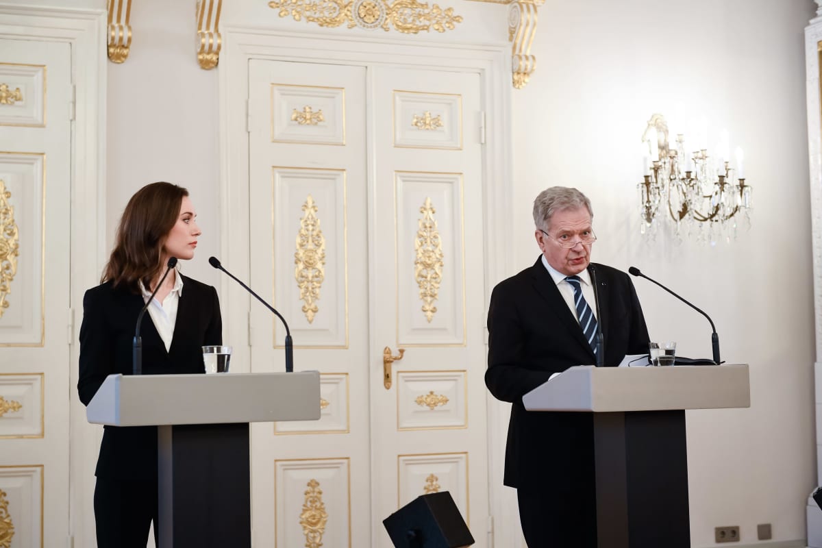 Sanna Marin ja Sauli Niinistö tiedotustilaisuudessa.