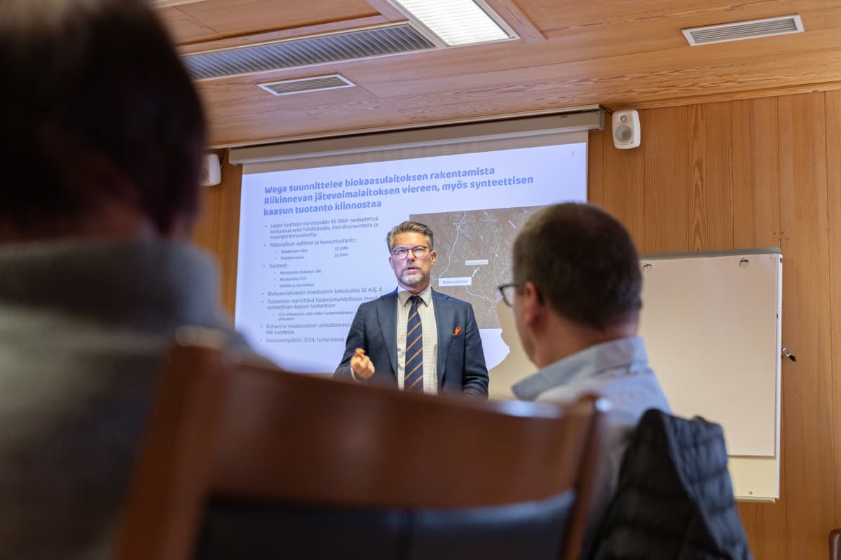 Toni Hemminki esittelee biokaasulaitoksen rakennussuunnitelmaa.