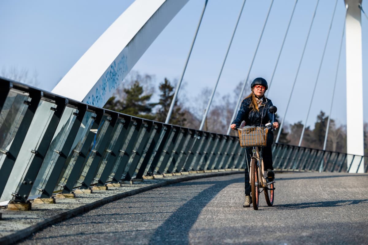 Pyöräilijä kevyen liikenteen sillalla.