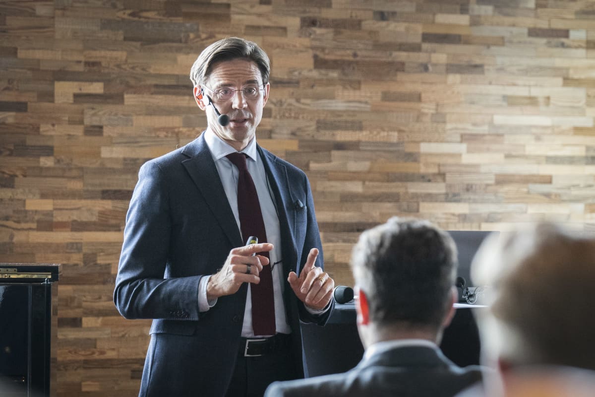 Jyrki Katainen puhuu yleisölle.