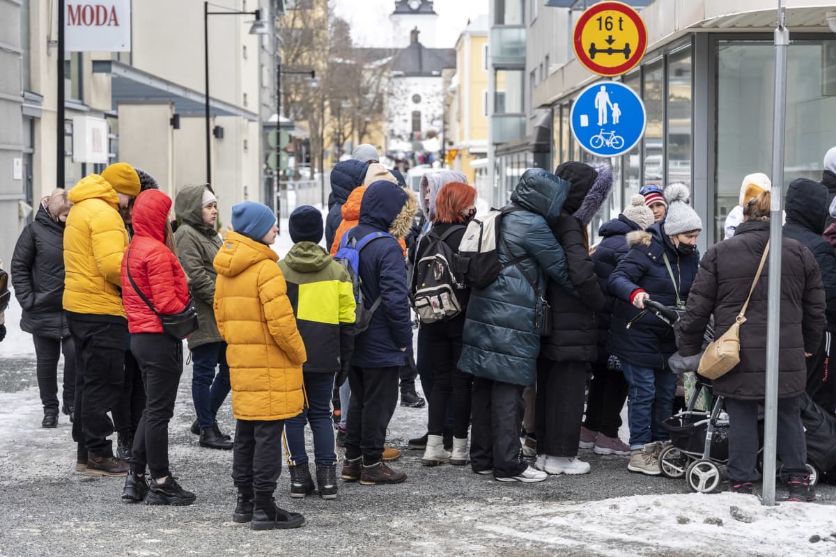 Ukrainian refugees arriving to receive instructions at the Kuopio reception centre.