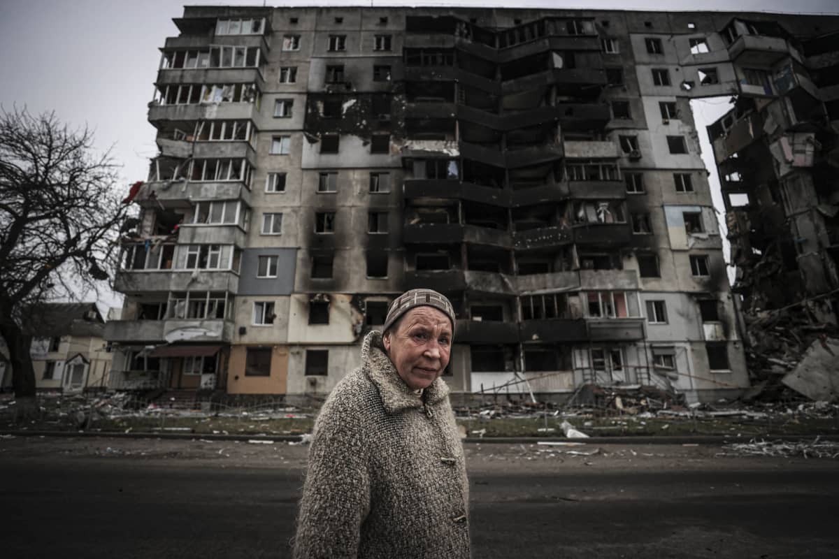 Ukrainalainen nainen vaurioituneen rakennuksen edessä Borodjankassa. 