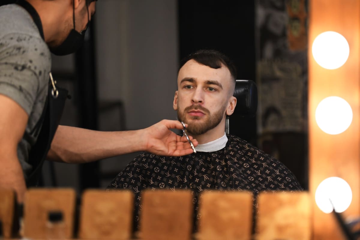 Arslan Khataev hos barberaren.