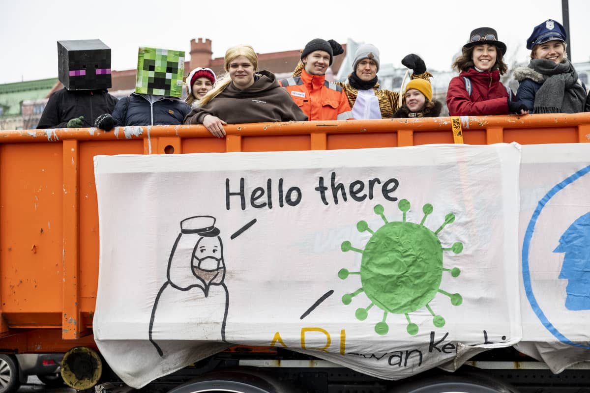 Penkkariauton kyjessä kuva, jossa Abiturientti jolla maski sanoo Hello there. Vihreä koronavirusta esittävä pallo sanoo ABI wan Kenobi.  
