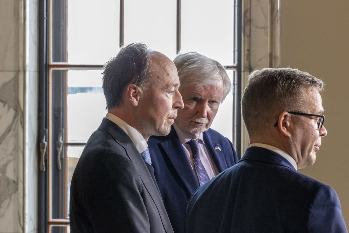 Jussi Halla-aho, Erkki Tuomioja ja Petteri Orpo Ylen haastattelussa eduskunnan valtiosalissa Ukrainan presidentti Zeleznyin puheen jälkeen.