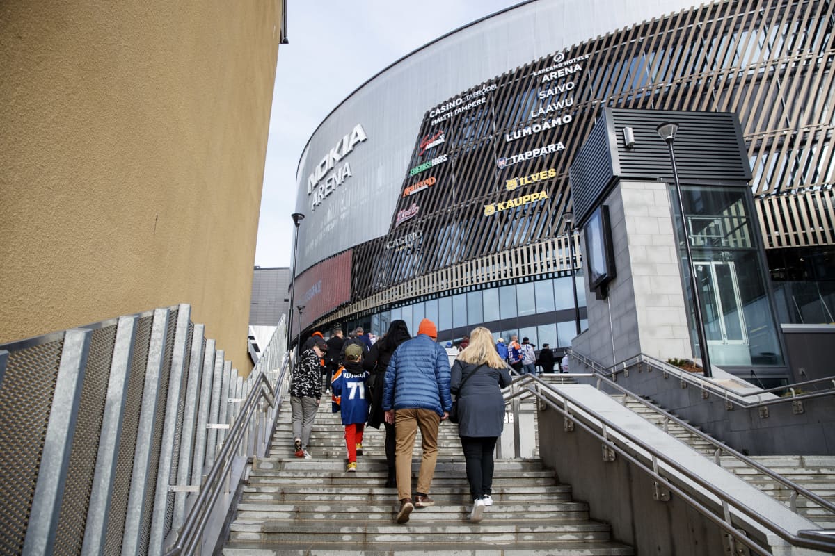 Faneja kävelemässä Tampereen areenalle katsomaan SM-liigan finaalia.