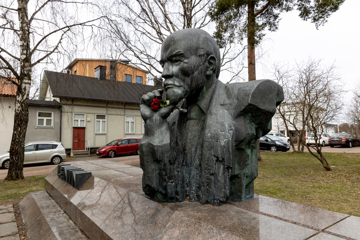 Kotkassa sijaitseva Leninin patsas on Vladimir Leninin muistomerkki, jonka on veistänyt virolainen kuvanveistäjä Matti Varik.  Rintakuvassa Lenin nojaa oikeaan käteensä ja katsoo eteenpäin. Vasen käsi puuttuu.