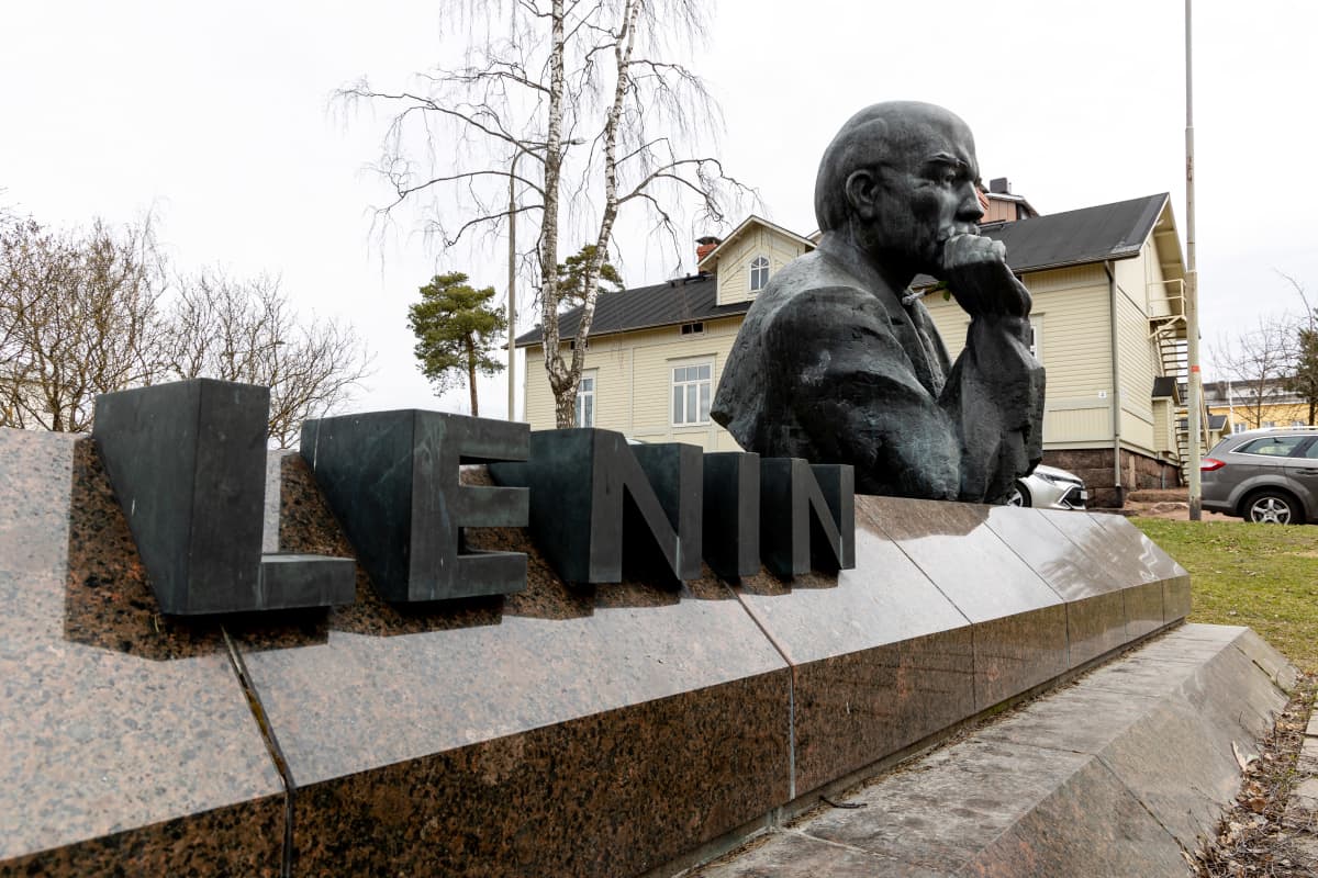 Kotkassa sijaitseva Leninin patsas on Vladimir Leninin muistomerkki, jonka on veistänyt virolainen kuvanveistäjä Matti Varik.  Rintakuvassa Lenin nojaa oikeen käteensä ja katsoo eteenpäin. Vasen käsi puuttuu.