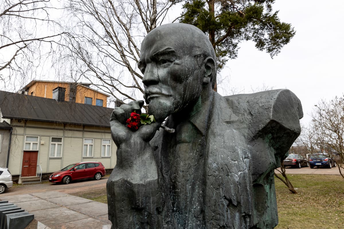Kotkassamerkki sijaitsee Leninin patsas on Vladimir Leninin muisto, jonka on veistänyt virolainen kuvanveistäjä Matti Varik.  Rintakuvassa Lenin nojaa oikeen käteensä ja katso eteenpäin.  Vasen käsi puuttuu.