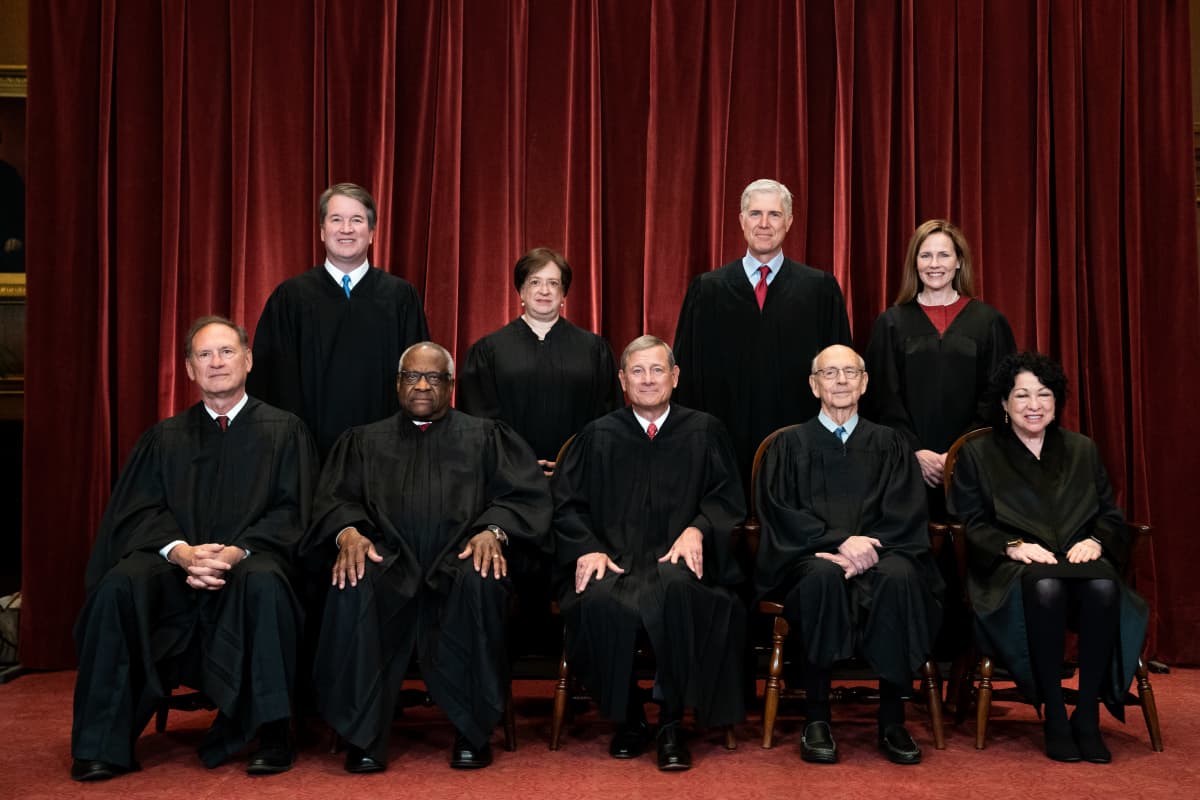 Yhdysvaltain korkeimman oikeuden jäsenet poseeraavat ryhmäkuvassa.