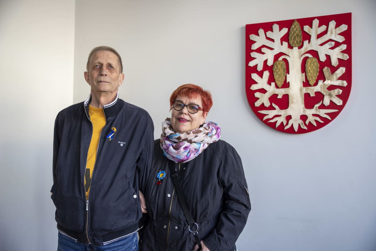 Aarne ja Anna-Maija Rautio seisovat käsikynkässä Kuusankoskitalon aulassa