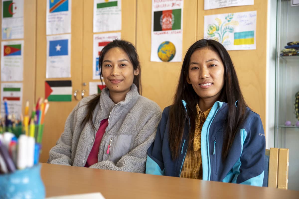 nuoret naiset Radha Maharjan ja Gitamaya Gurung Thapa istuvat monikulttuurikeskus Saagan pöydän ääressä