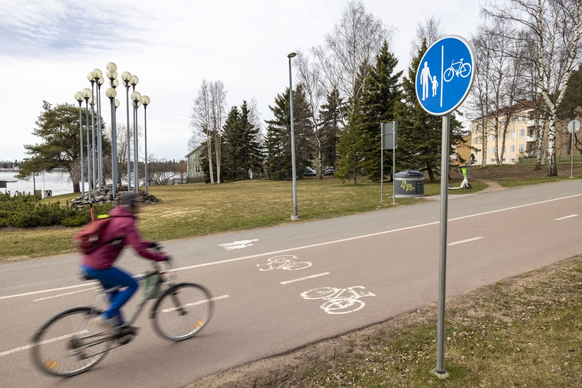 Polkupyöräilijä pyöräilee pyöräilykaistalla Oulussa