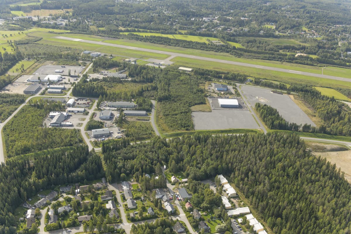 Ilmakuva Mikkelin lentoaseman kiitotiestä.