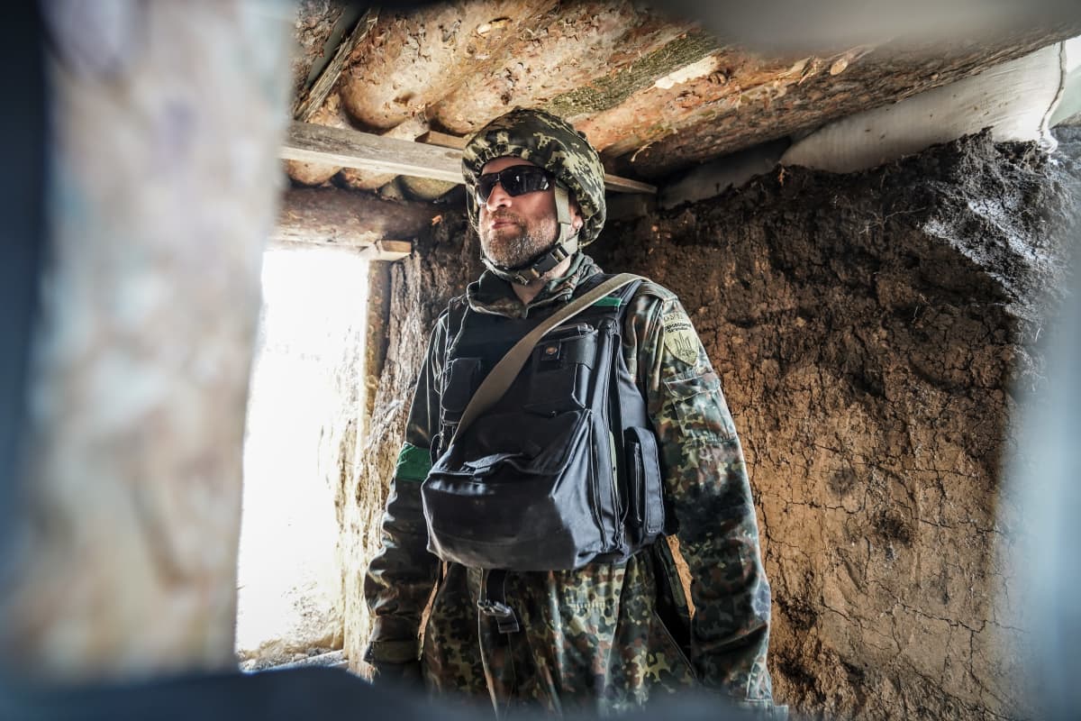 Ukrainalainen sotilas bunkkerissa.