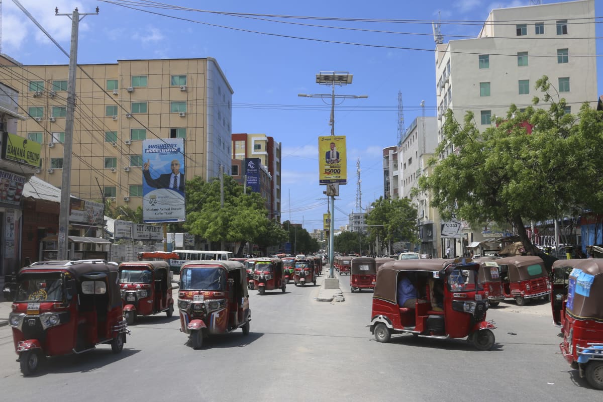 Pieniä punaisia kolmipyöräisiä skootteritakseja Somalian pääkaupungin Mogadishun kaduilla. 
