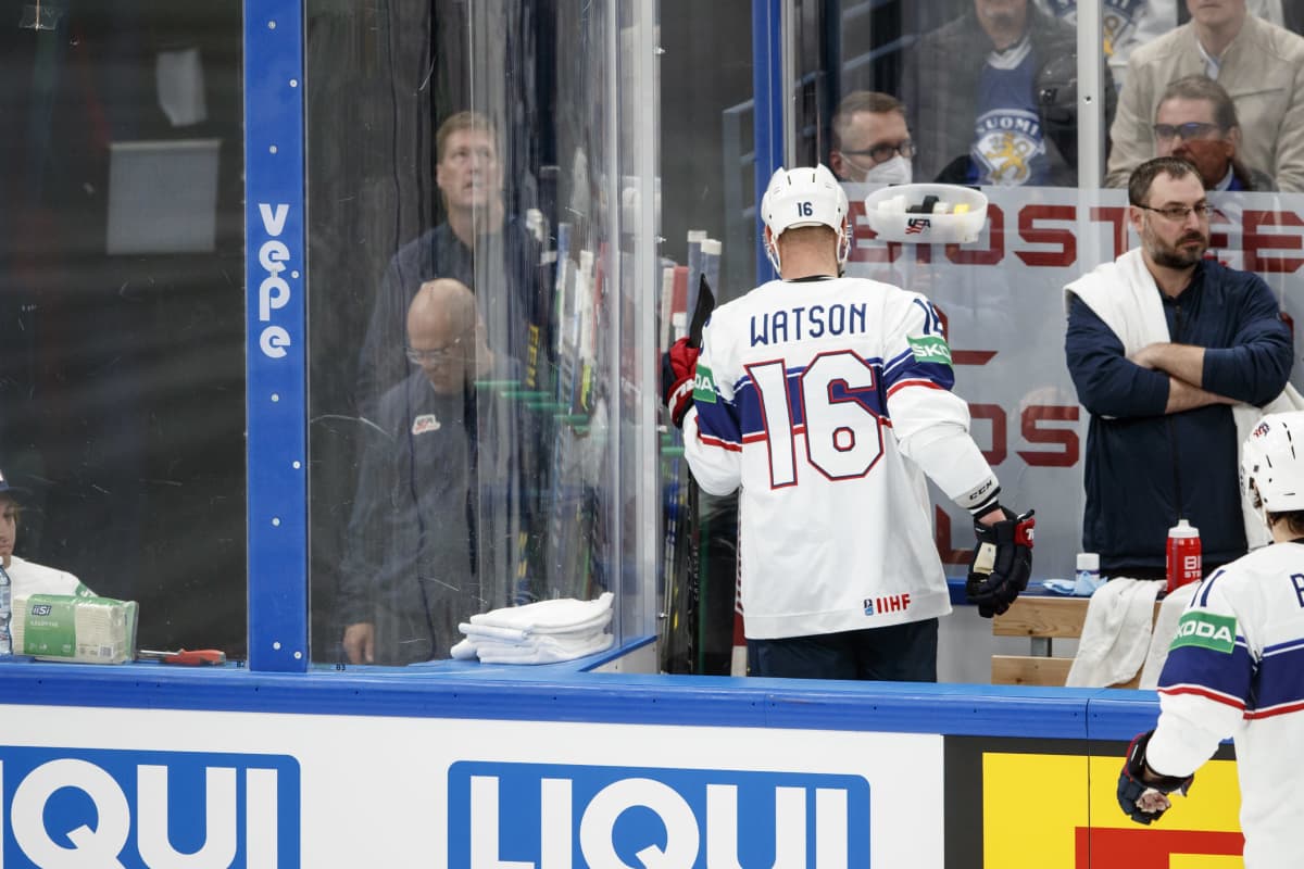 Yhdysvaltojen Austin Watson kävelee pukukoppiin ulosajon jälkeen.