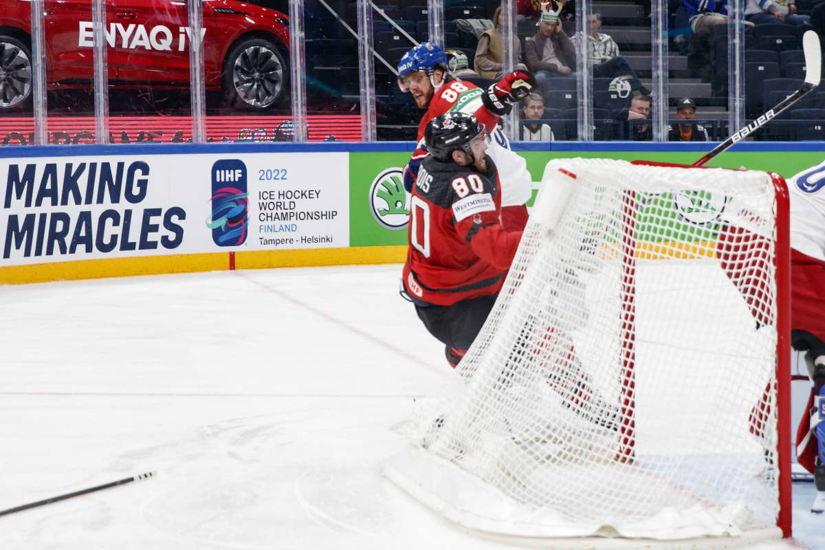 David Pastrnak trycker ned Pierre-Luc Dubois.