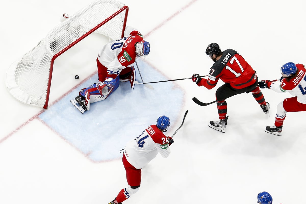 Adam Lowry viimeistelee maalin ohi Karel Vejmelkan.