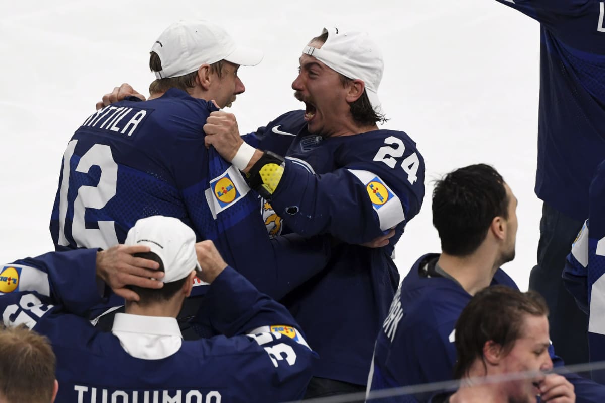 Marko Anttila ja Hannes Björninen juhlivat maailmanmestaruutta.