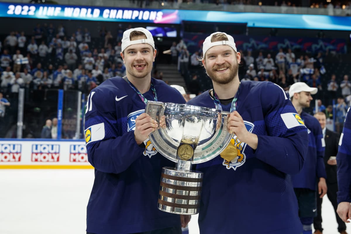 Juho Lammikko ja Joel Armia poseeraavat MM-pokaalin kanssa Tampereella finaalin jälkeen 2022.