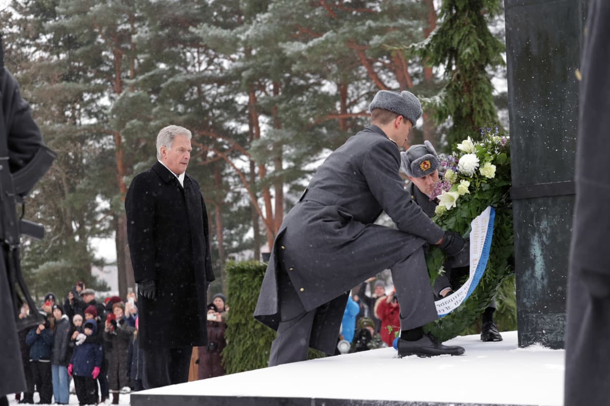 Presidentti Sauli Niinistö laskee seppeleen.