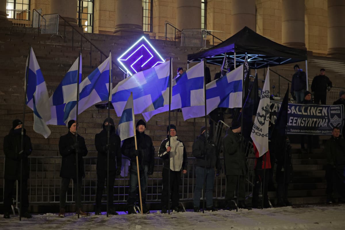 Itsenäisyyspäivän kansallismielinen Suomi herää -kulkue Helsingissä Eduskuntatalon edessä 6. joulukuuta 2022.