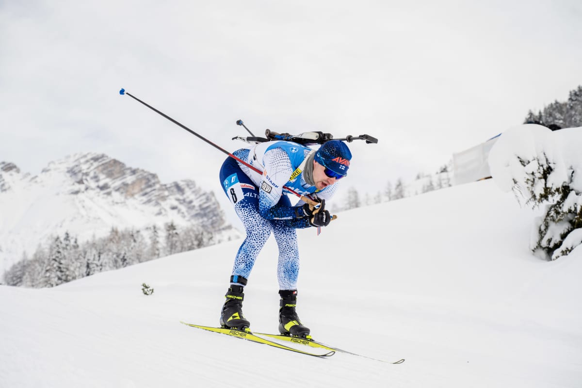 Olli Hiidensalo hiihtää Hochfilzenin pikakilpailussa.