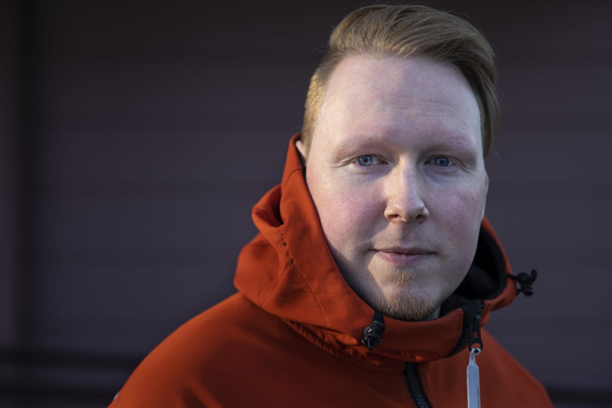 Lähikuva miehestä.