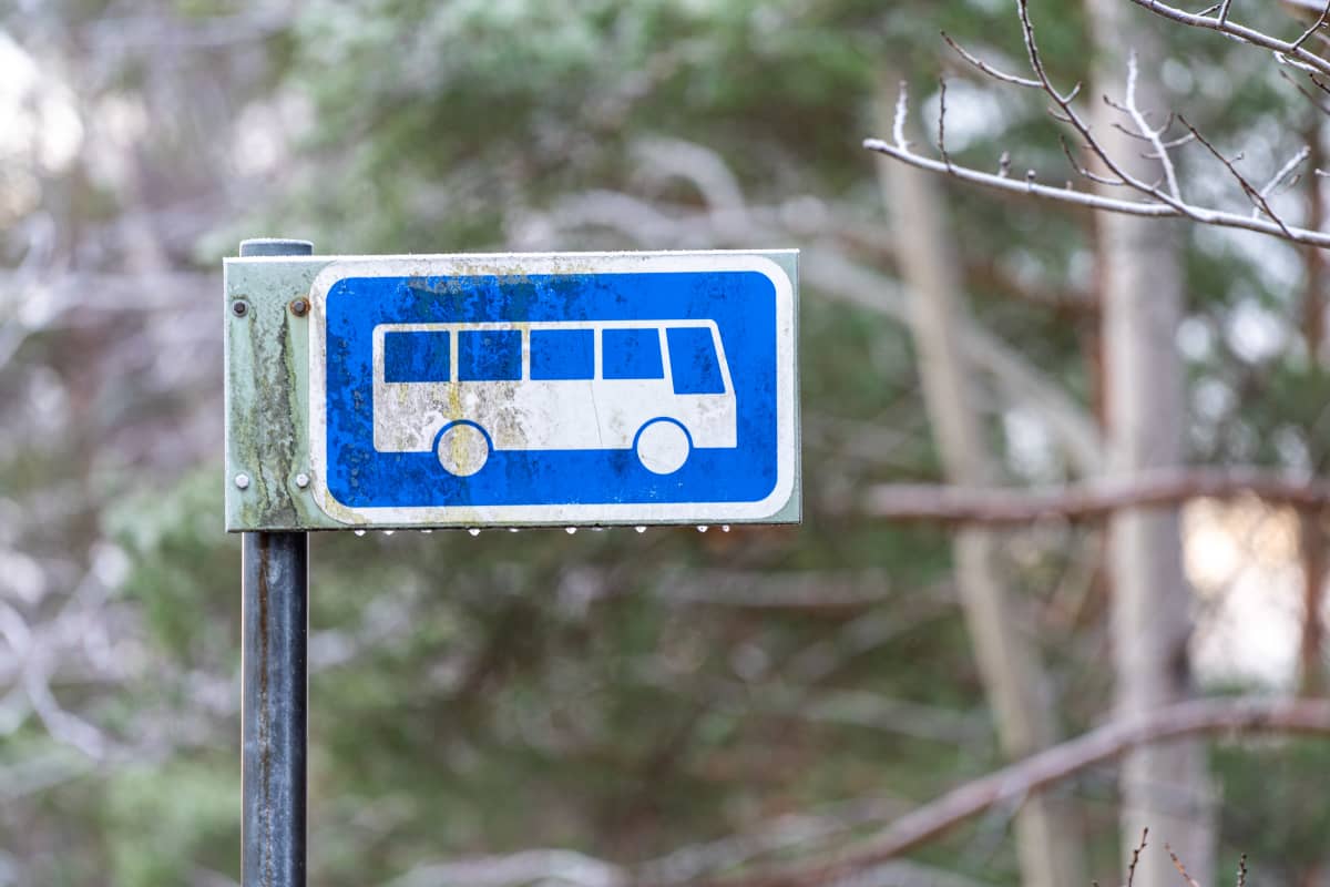 Viimeiset vanhat sinivalkoiset merkit katoavat bussipysäkeiltä  lähiviikkoina | Yle Uutiset