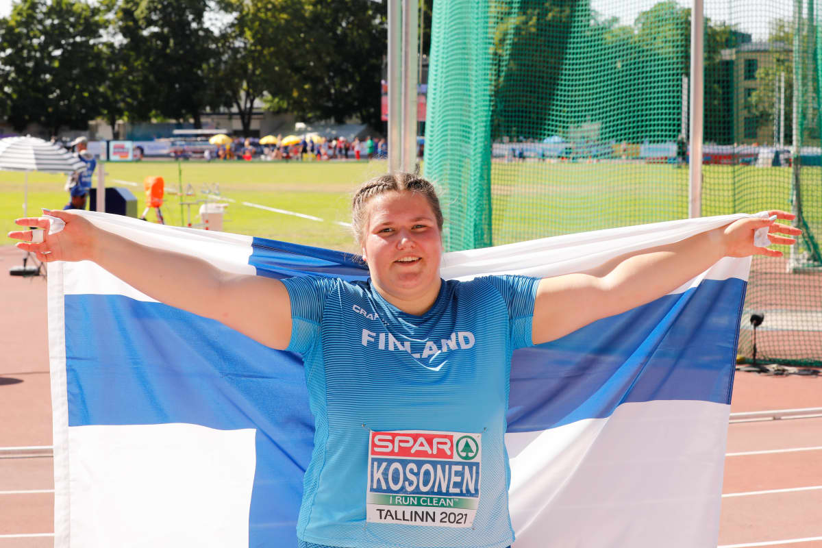 Silja Kosonen med Finlands flagga.