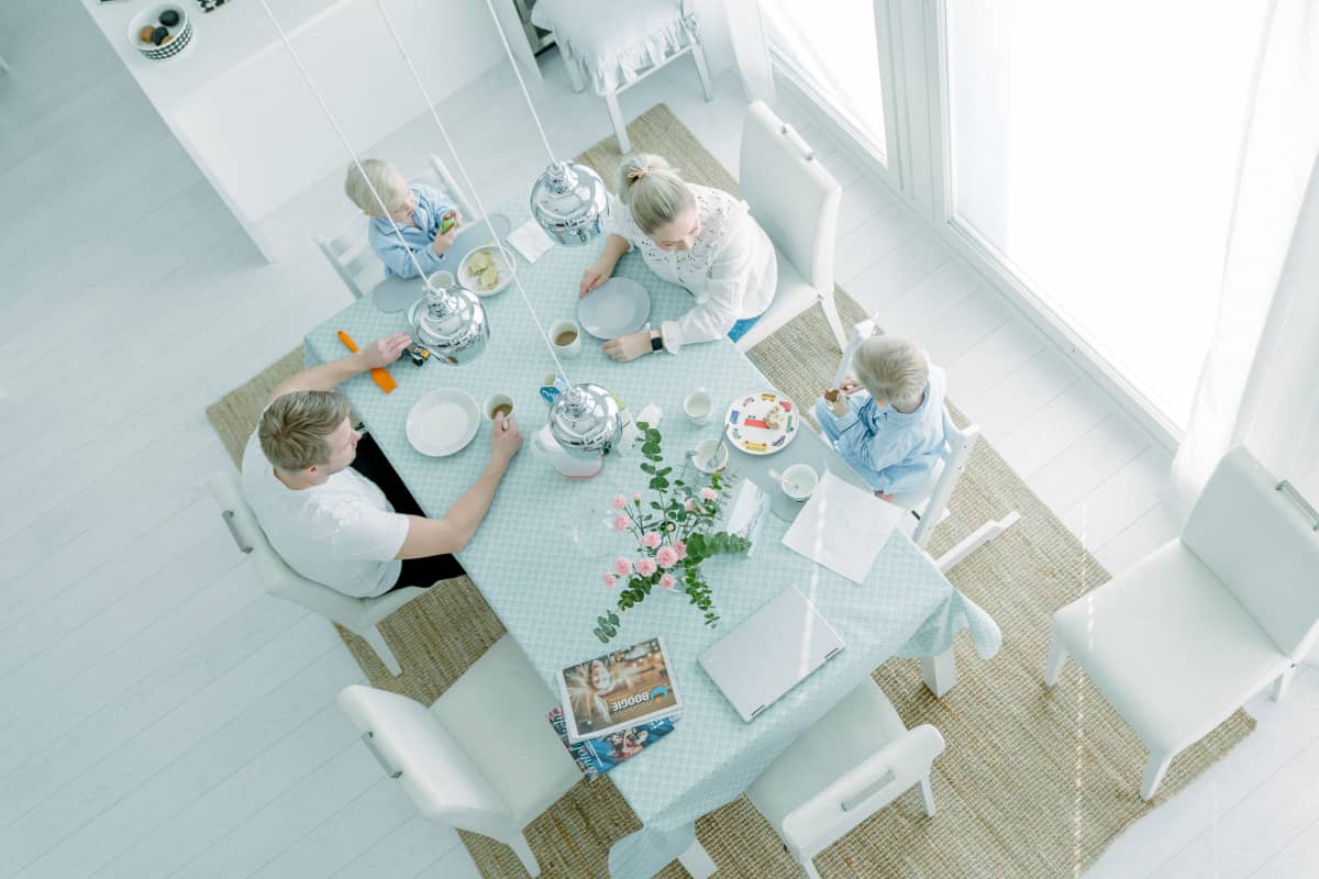 Koko Posion perhe ruokapöytänsä ääressä, Porvoo, 22.03.2019