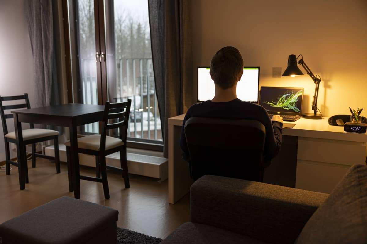 Opiskelija Mikko Vanhala opiskelee tietokoneensa ääressä yksiössään.