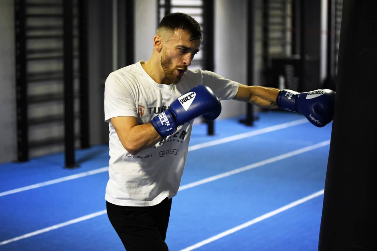 Arslan Khataev tränar boxning.