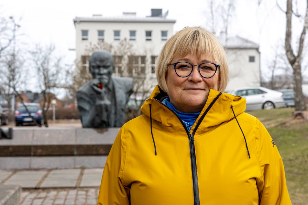 Leena Griinari seisoo Kotkan Lenin patsaan edessä.