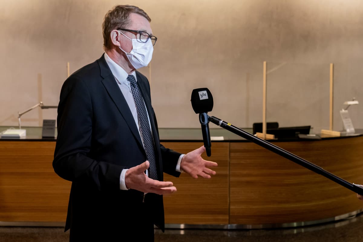 Valtiovarainministeri Matti Vanhanen haastateltavana.
