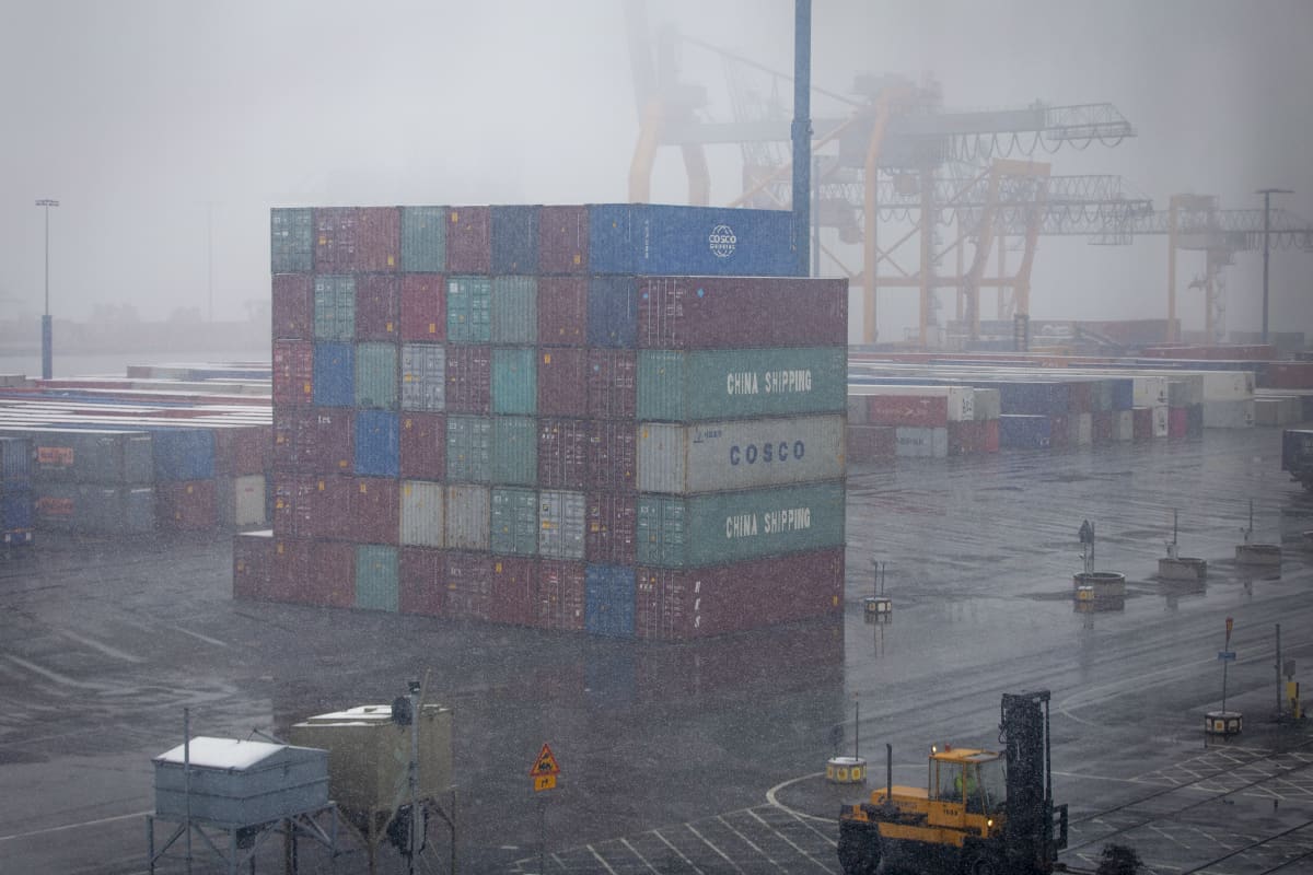 Konttipino Vuosaaren satamassa 15.4.2020.