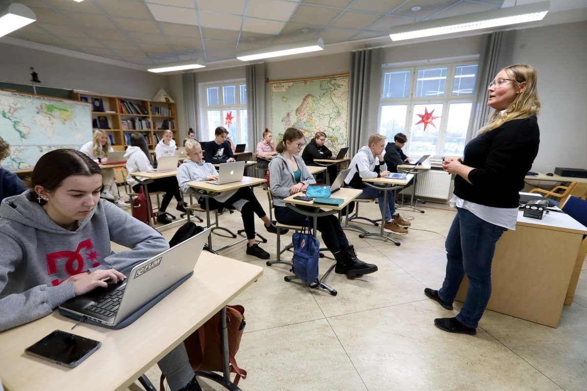 Opettaja Annika Tulonen opetti suomea lukion 2. luokkalaisille ruotsinkielisessä Björneborgs svenska samskolanissa Porissa.