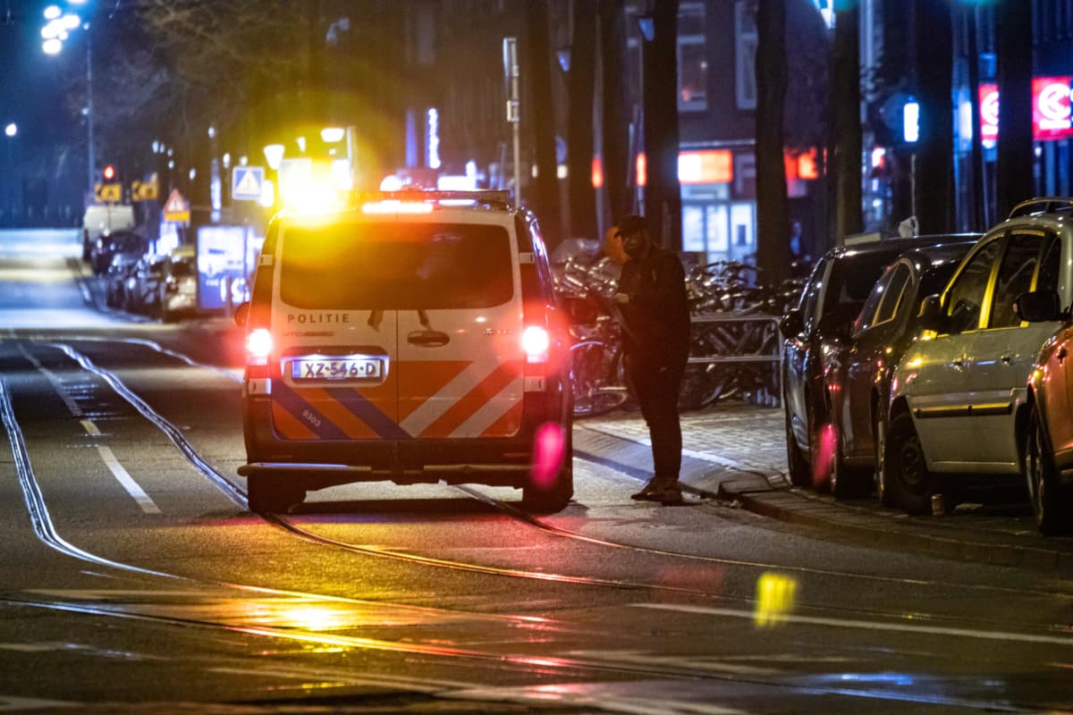 Amsterdamissa on voimassa öinen ulkonaliikkumiskielto, jota poliisi valvoo.